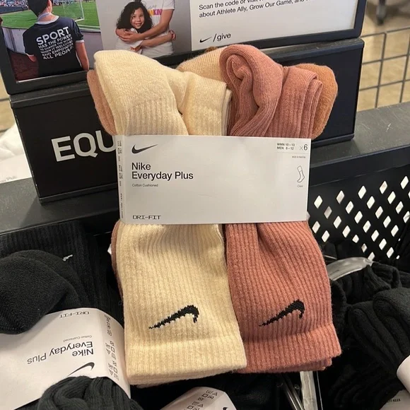 NIKE 
Training Crew Socks Size L (6 Pairs)
Nike Everyday Cushioned
NWT - Picture 15 of 16